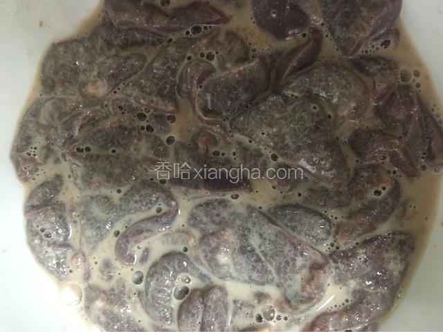 沥干水分加入淀粉，料酒，生抽，胡椒粉腌制一会