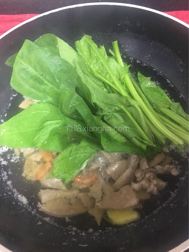 水烧开锅后撒入猪肝，加入菠菜，胡萝卜，蒜片，煮1分钟左右