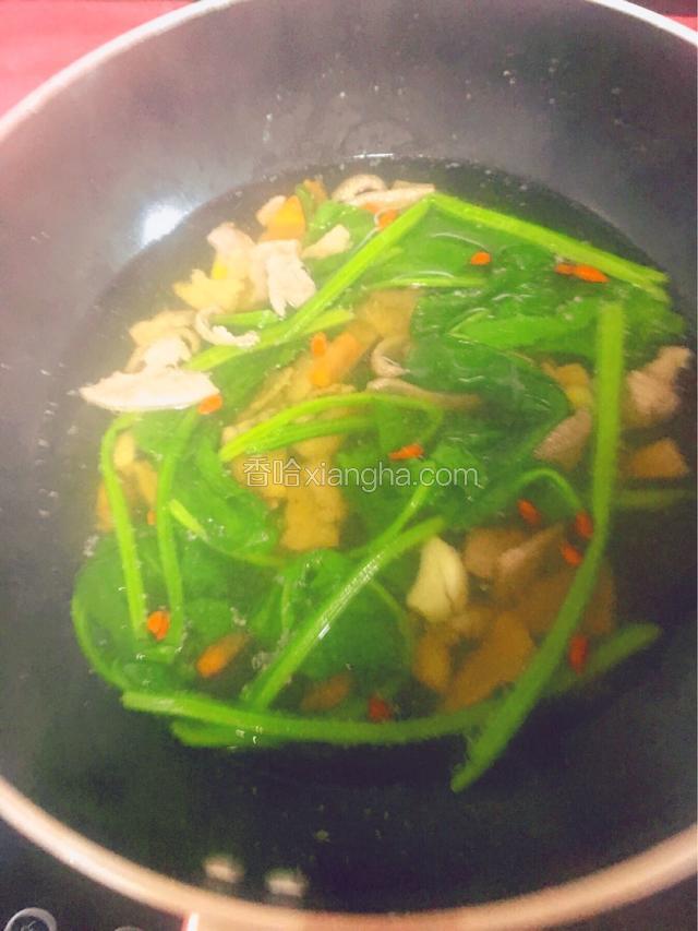 枸杞子洗净后加入猪肝汤中，加入适量的盐，香油，鸡汁调味即可出锅