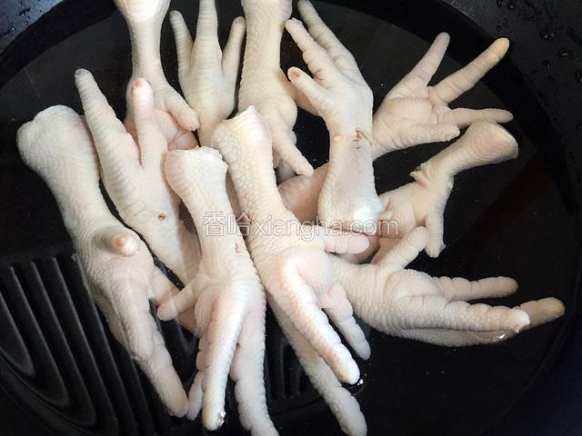 凉水下锅焯去血沫