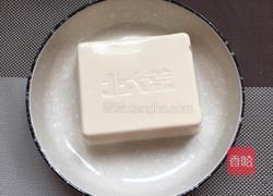 皮蛋拌豆腐的做法图解1