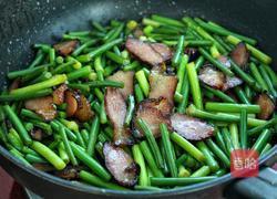 蒜苔炒腊肉的做法图解12