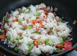 杂蔬火腿蛋炒饭的做法图解9