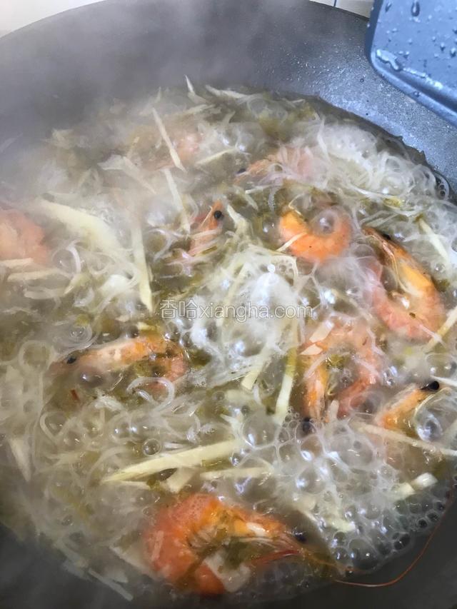 煮至米粉软后放入盐、糖，鸡精调味