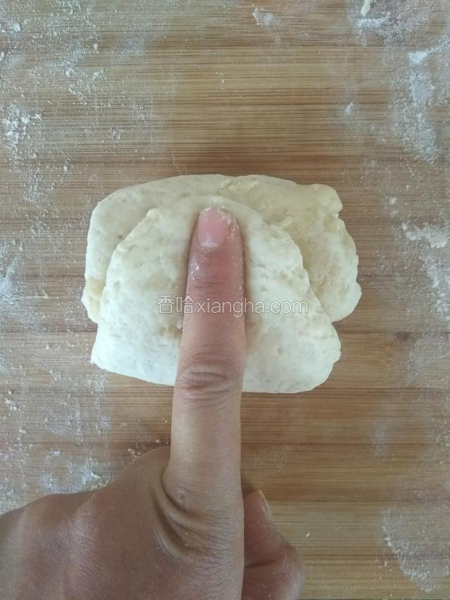 翻一面，把两边向中间线折叠