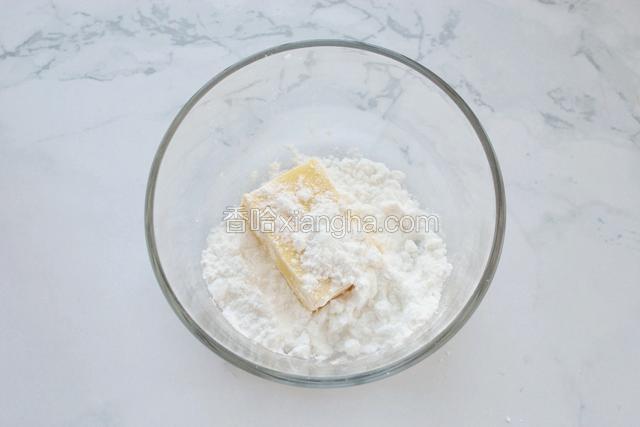 先来做酥皮:冷藏过的黄油中加入糖粉