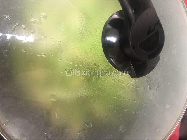 盖上锅盖煮2分钟左右