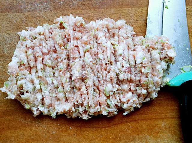 饧面的时间来做馅，猪肉加葱姜剁成肉糜，放入盆中