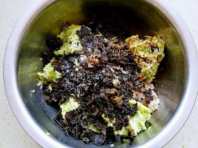 木耳放入盆中，放入花生油，花椒粉，酱油，生抽，盐