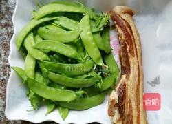 荷兰豆炒腊肉的做法图解1