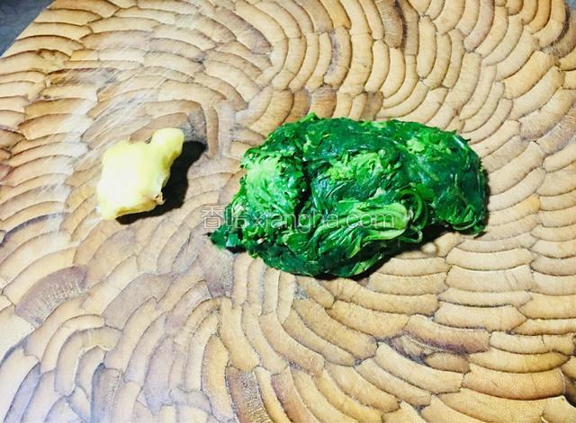 用手将荠菜挤掉水份，把姜处理干净。