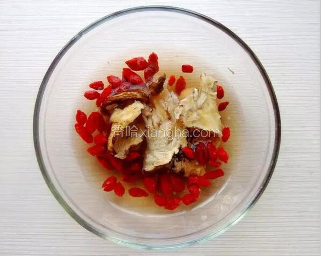 当归枸杞冼浄后㓎泡备用