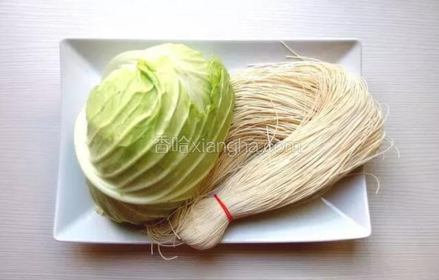 姜切片，准备好包菜折片和面线备用