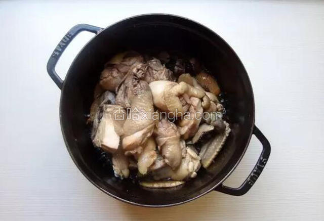 老姜煸香后，放入切好的鸡块翻炒10分鐘至上色。