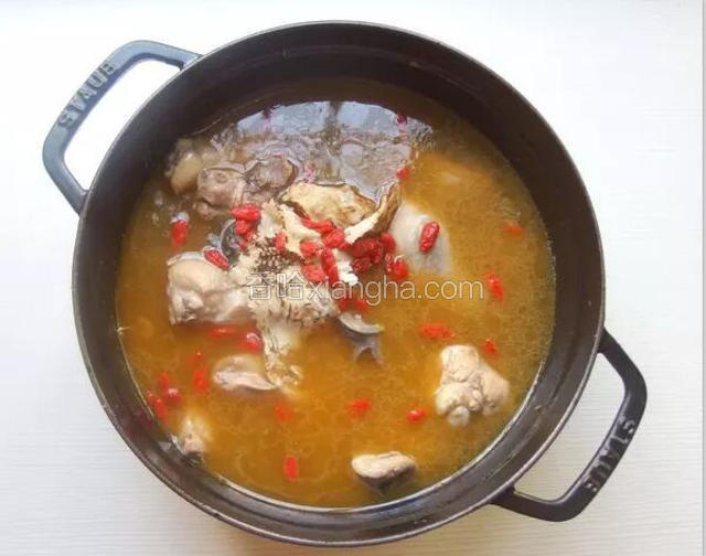 倒入㓎泡的当归枸杞，倒入米酒开大火至煮滚，直至酒精挥发转小火盖上锅盖炖煮25分钟