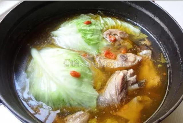 准备一锅热水汆燙面线，同时将包菜放入麻油鸡汤里煮熟，把面线放入汤里。加适量的盐调味即可。