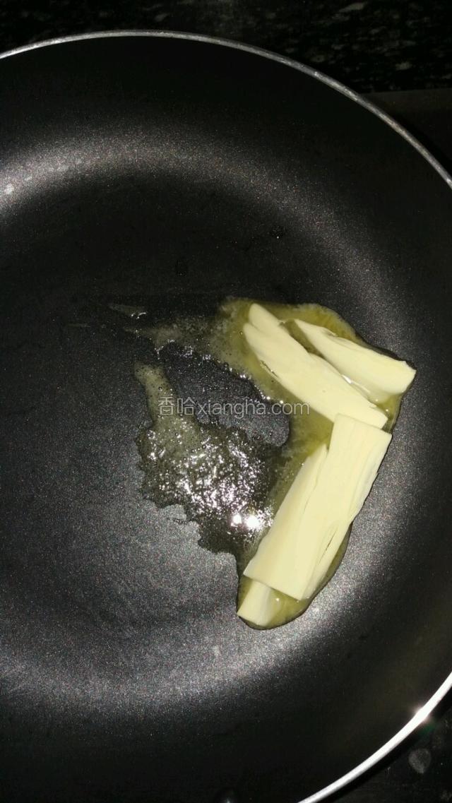 放在平底锅的不粘锅里面，黄油软化