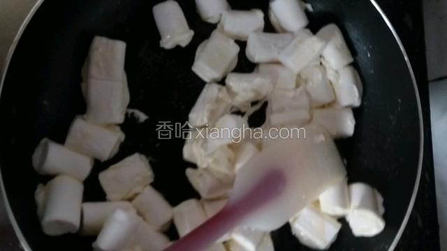 黄油软化后，放入棉花糖，翻炒