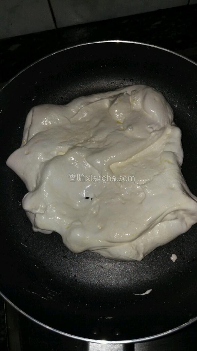 炒到棉花糖都，融化后，你假如喜欢硬一点的多炒一会儿，软一点的，翻炒一下就可以了