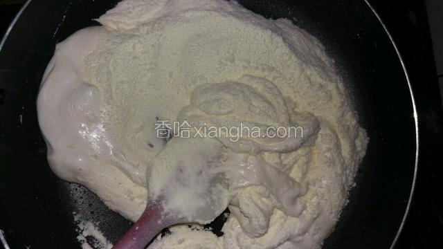 放入奶粉，翻炒后，看不到奶粉，为止