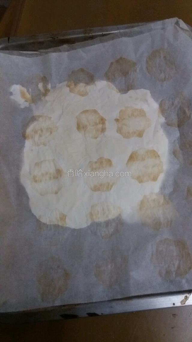 下面放一张，上面放一张，糖拿出来后放在油纸上面