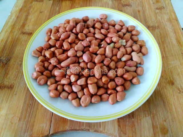 花生米放入盘里备用