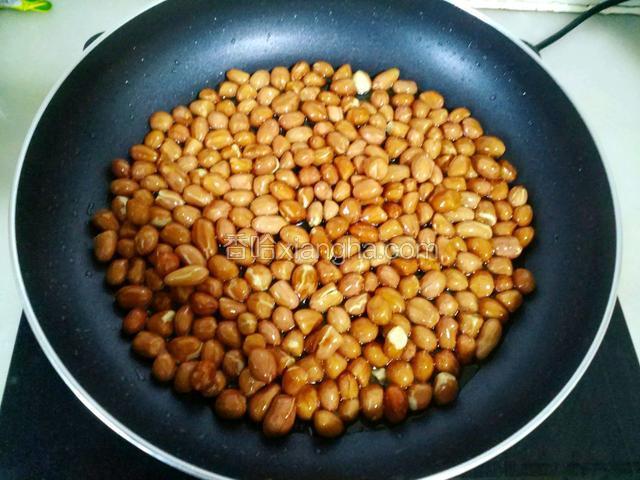 马上花生米，用小火使油温逐渐升高，将花生米翻炒均匀