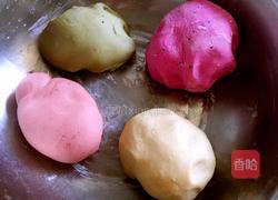 彩色水饺（猪肉蒜苗馅）的做法图解1