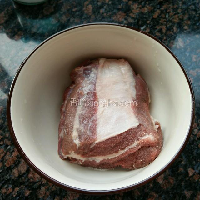 先在牛肉的每一面都均匀抹上一层盐