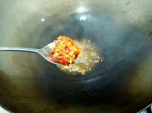 油熟，放一勺豆瓣酱。