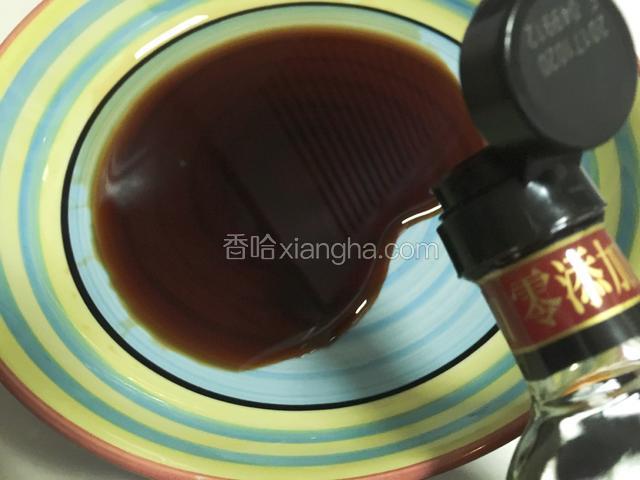 盘子里倒入酱油