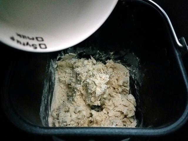 一边揉面一边加温水，我是用的面包机（水不要一次加完，慢慢加）