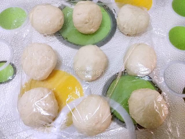 面团放桌上揉匀排气，然后分割成9份，盖上保鲜膜松弛20分钟（一个约41克）