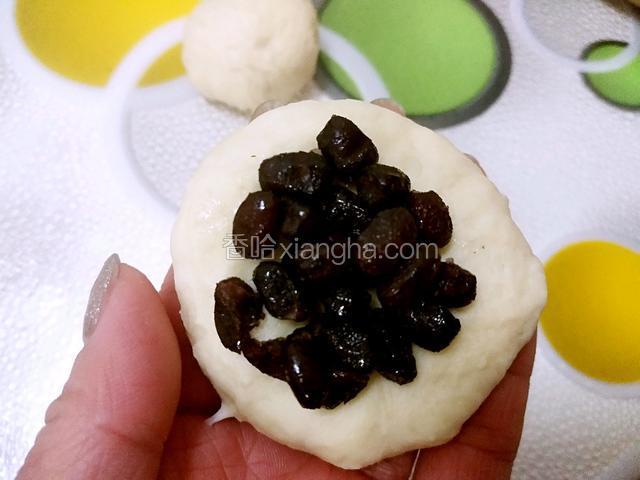 面团压扁成饼状，放入适量蜜豆