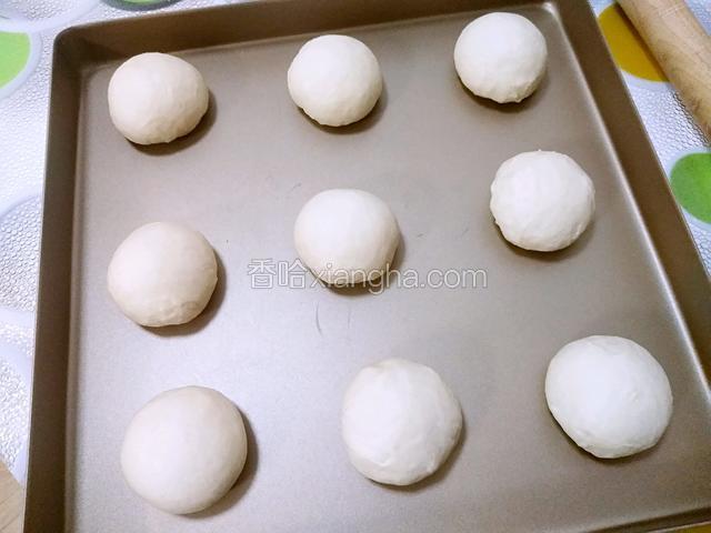 依次摆放好，放入烤箱二次发酵，底部放一盘温水增加湿度和温度（我的烤箱没有发酵功能，我今天试着把烤箱上管关了，下管开着，预热调到30℃，底部放一盆热水，很快就发酵好了，再也不愁冬天做面包发酵慢了）忘记拍照