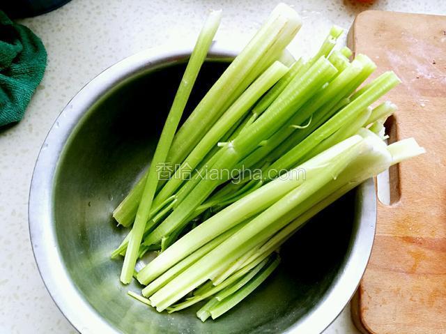 芹菜摘洗净，沥干水分