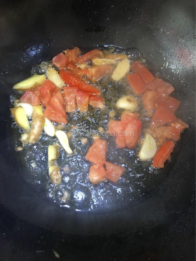 下西红柿翻炒片刻