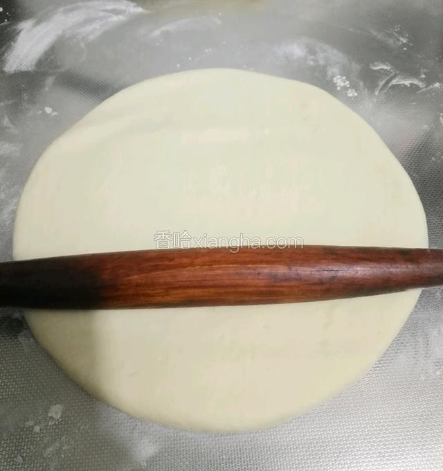 揉光滑，再擀成一个大大的面皮，我的擀仗小，就把面团一分为二了。