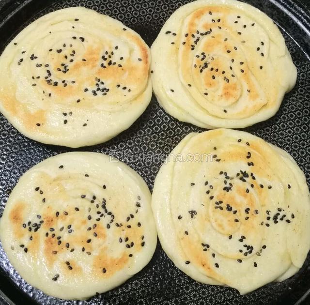 放入电饼铛烙至两面金黄，加点黑芝麻看着更香。