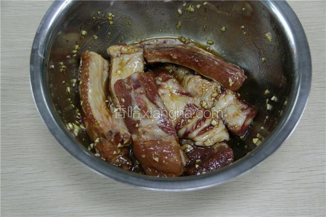 翻拌上色均匀，然后腌制5小时入味。
