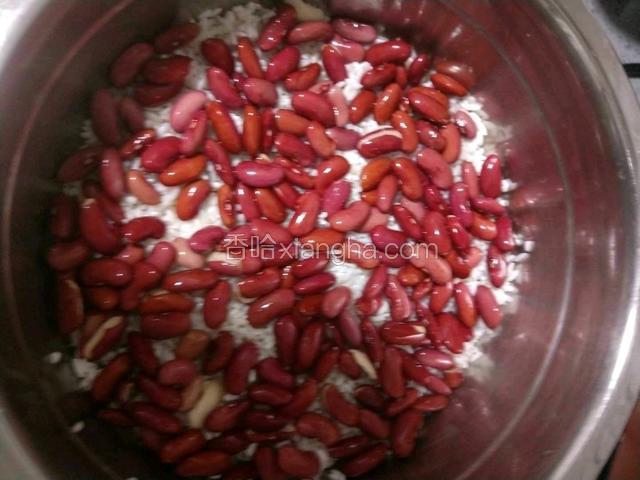 全部红芸豆铺第四层，撒一层白糖，约10克