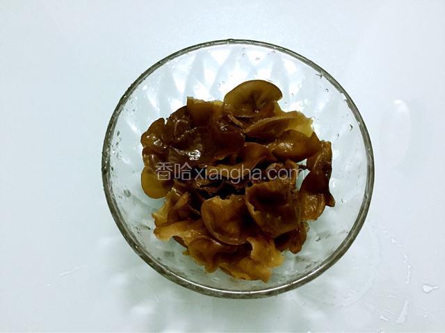 泡发好的木耳洗净撕成小朵备用