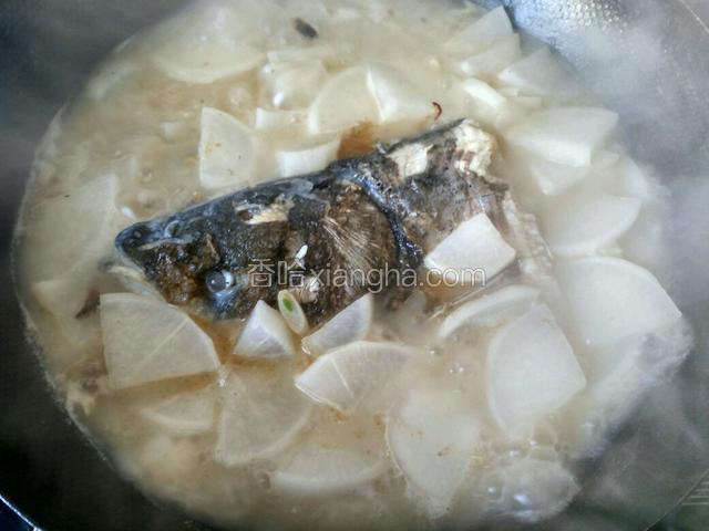大火煮开，汤变成奶白色，转小火慢炖。