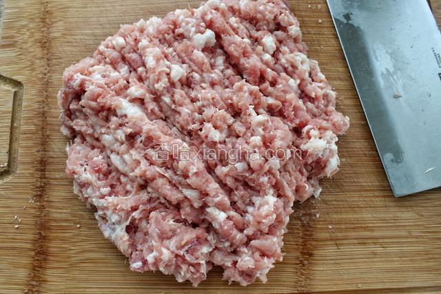 猪肉剁成肉馅放入容器中