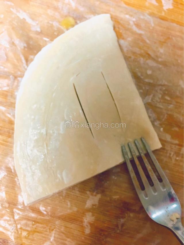 如图所示折起来，边沿用刀叉用力按压
