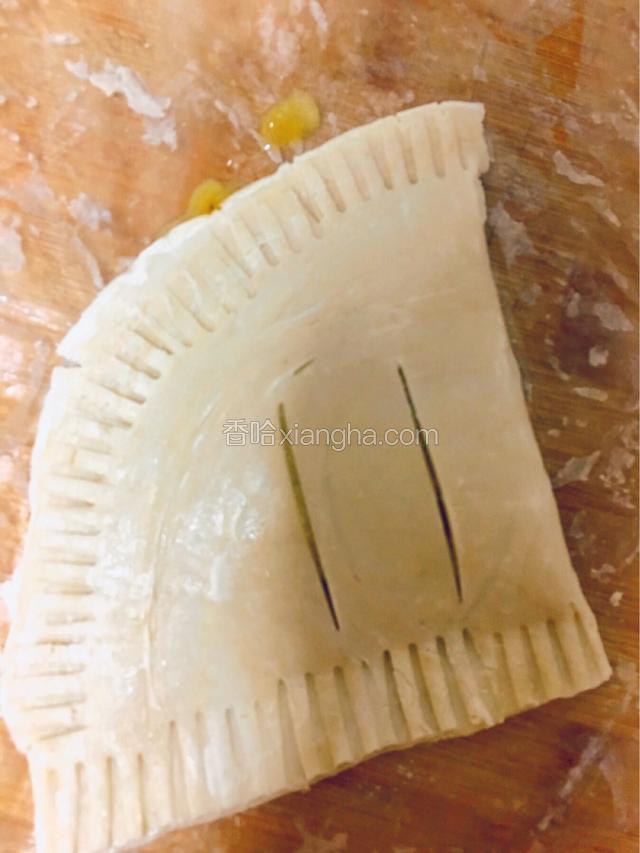 三边都合好的香蕉派，这时也可以开始预热烤箱了，上下火180度，5分钟