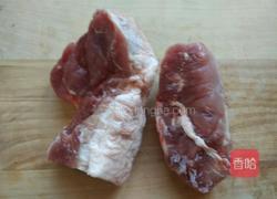 丝瓜酥肉汤的做法图解1