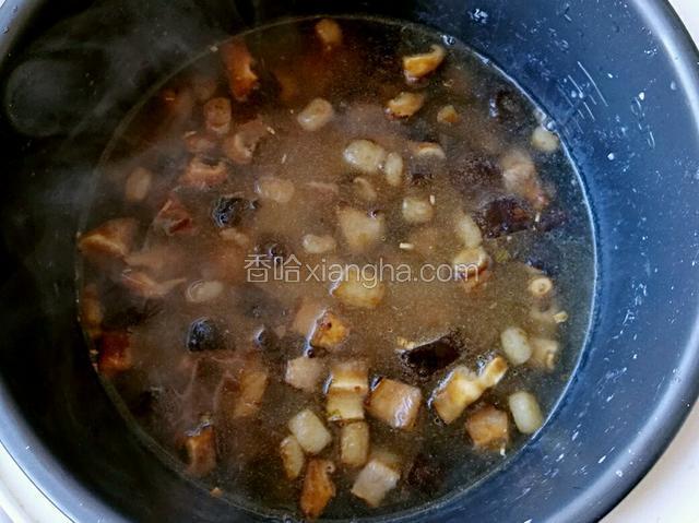 炒好的香菇肉丁倒入电饭锅中，开启米饭键