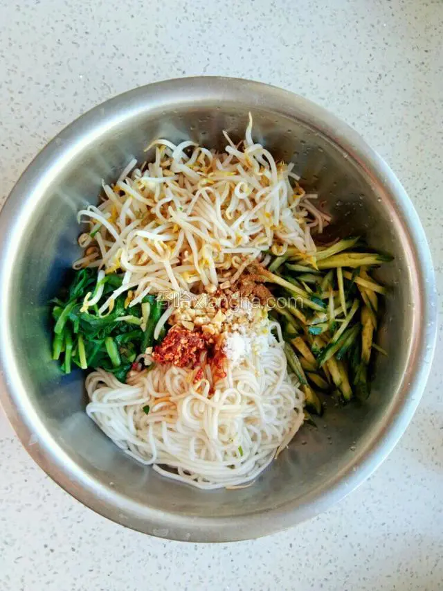 放蒜末，盐，白糖，醋，胡椒粉，耗油，香油，辣椒油等调料，搅拌均匀