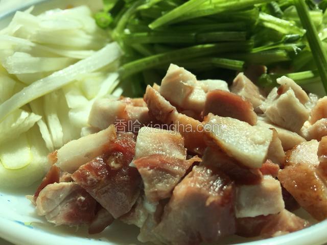 准备好食材，叉烧切粒
